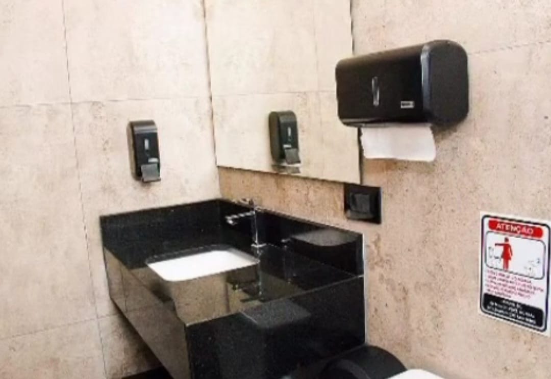 Piscina à noite